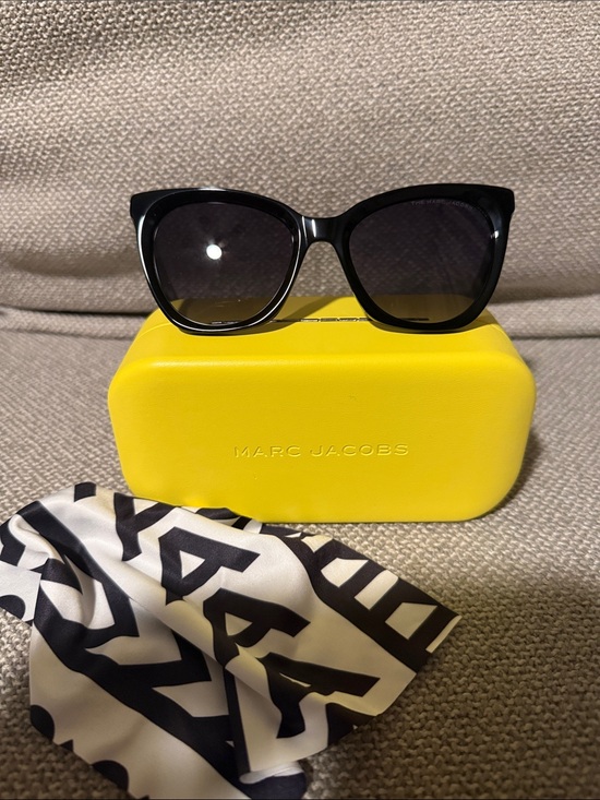 Marc Jacobs Accessories - Marc Jacobs Black Cat-Eye Sunglasses with Dark Gradient Lenses case and cloth